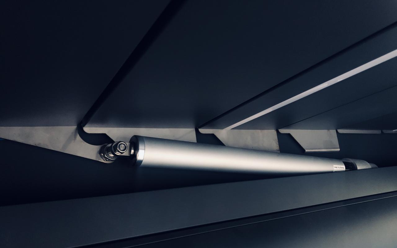 Linear actuator driving the 175 blade linkage
